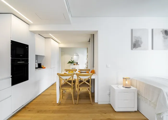 Whome Urban Oasis: Modern Living With Parking & Ac شقة