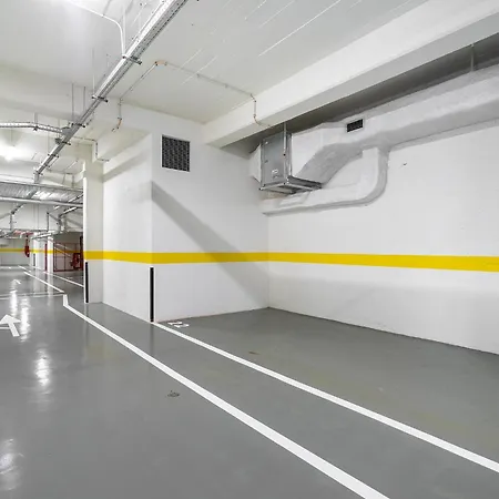 Whome Urban Oasis: Modern Living With Parking & Ac